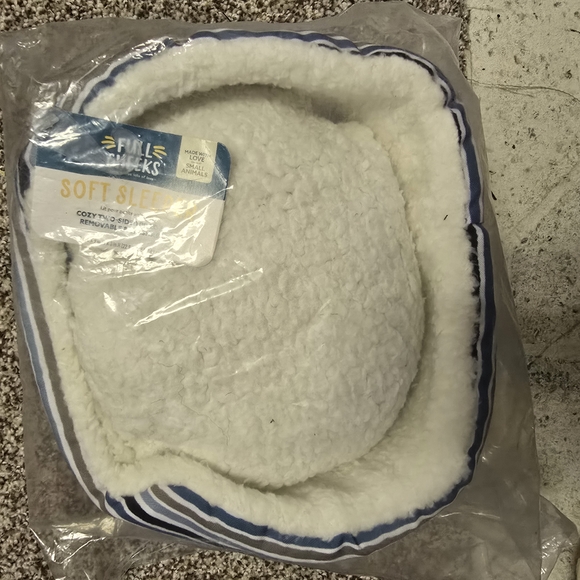 Sold White Cozy Pet Bed - Picture 1 of 4